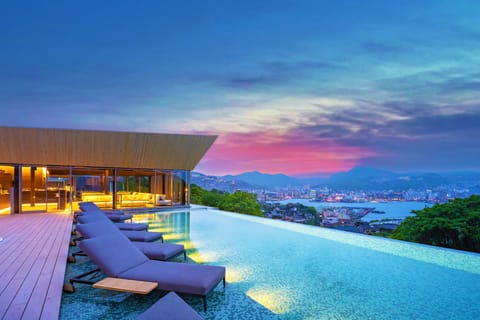 3 outdoor pools, open 7:00 AM to 10:00 PM, pool umbrellas