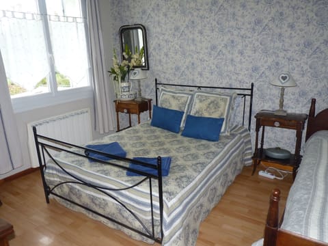 Room (Les bleuets) | Blackout drapes, soundproofing, free WiFi, bed sheets