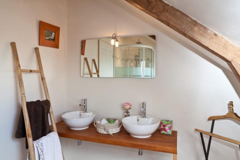 L'Univer - Suite - Familiale | Bathroom | Shower, free toiletries, hair dryer, towels