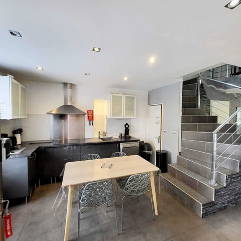 Comfort House, 3 Bedrooms | Private kitchen | Full-size fridge, microwave, oven, stovetop