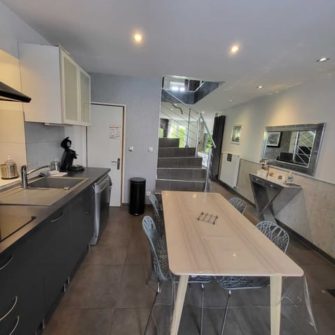 Comfort House, 3 Bedrooms | Private kitchen | Full-size fridge, microwave, oven, stovetop