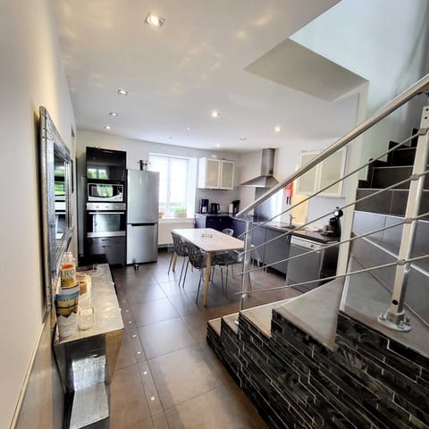 Comfort House, 3 Bedrooms | Private kitchen | Full-size fridge, microwave, oven, stovetop