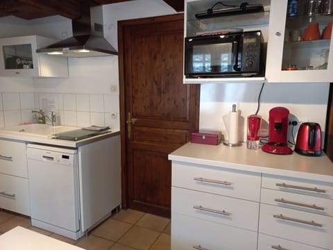 Classic Studio | Living area | 40-cm flat-screen TV with digital channels, TV, DVD player