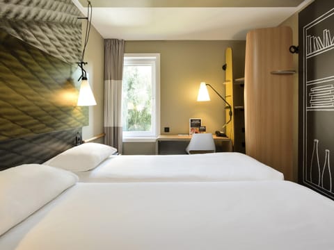 Desk, blackout drapes, iron/ironing board, free WiFi