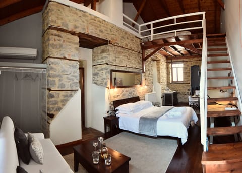 Suite | Living area | 40-inch flat-screen TV with satellite channels, TV, fireplace