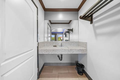 Combined shower/tub, deep soaking tub, towels