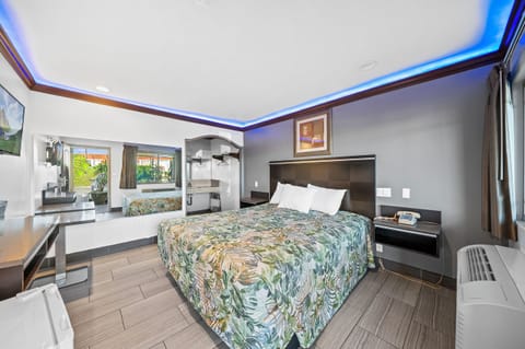 Family Room, 1 King Bed, Non Smoking | Desk, free WiFi, bed sheets