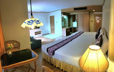Triple Room, Non Smoking | In-room safe, desk, soundproofing, free WiFi