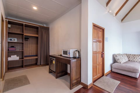Suite Beachfront | Pillowtop beds, in-room safe, desk, laptop workspace