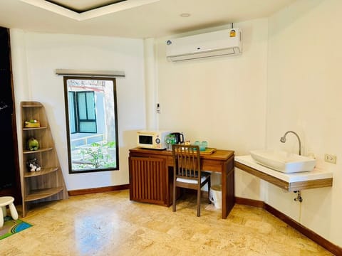 Family Suite Sea View | Pillowtop beds, in-room safe, desk, laptop workspace