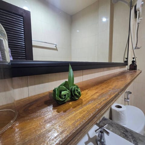 Standard Room | Bathroom | Shower, free toiletries, towels