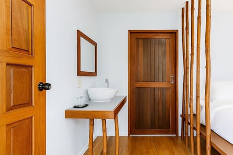 Standard Room | Bathroom | Shower, free toiletries, towels