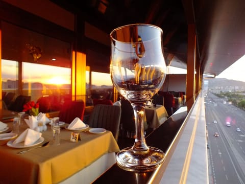 2 restaurants, breakfast served