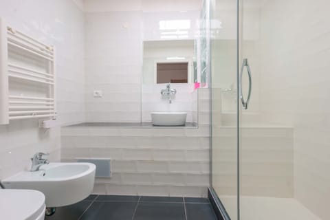 Design Double Room | Bathroom | Shower, free toiletries, hair dryer, bidet
