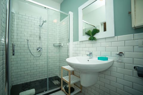 Double Room | Bathroom | Shower, rainfall showerhead, free toiletries, hair dryer