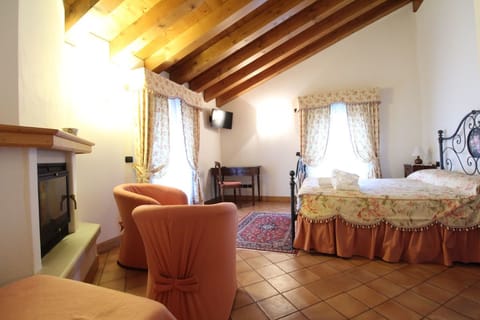 Individually furnished, desk, free WiFi