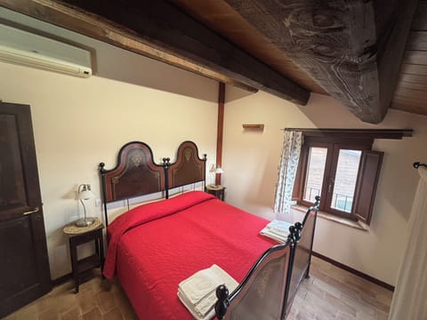 Deluxe Apartment (Rosso) | 1 bedroom, premium bedding, free WiFi, bed sheets