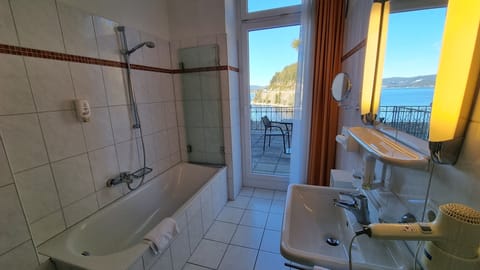 Superior Double Room, Patio, Lake View (Hauptgebäude) | Bathroom | Free toiletries, bathrobes, slippers, towels
