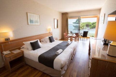 Premium bedding, in-room safe, blackout drapes, soundproofing