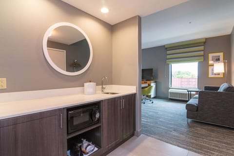 Studio, 1 King Bed, Refrigerator & Microwave (Wet Bar) | In-room safe, desk, laptop workspace, blackout drapes
