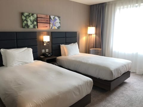 Premium bedding, in-room safe, desk, blackout drapes