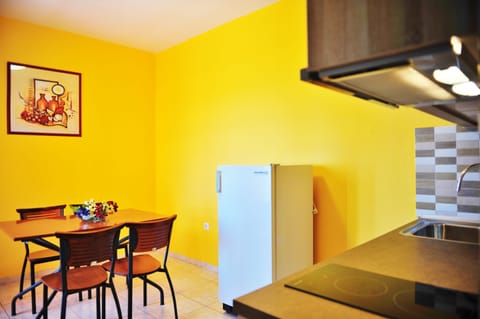 Family Apartment, 2 Bedrooms, Sea View | In-room dining