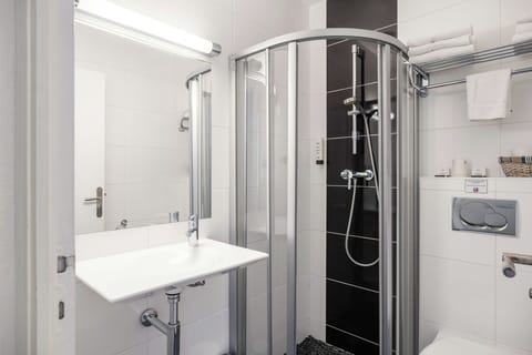 Family Room | Bathroom | Free toiletries, hair dryer, towels