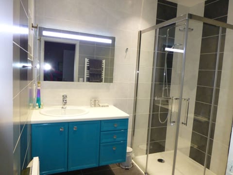 Comfort Double Room | Bathroom | Shower, free toiletries, hair dryer, towels