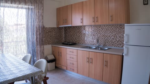 Full-size fridge, oven, stovetop, coffee/tea maker