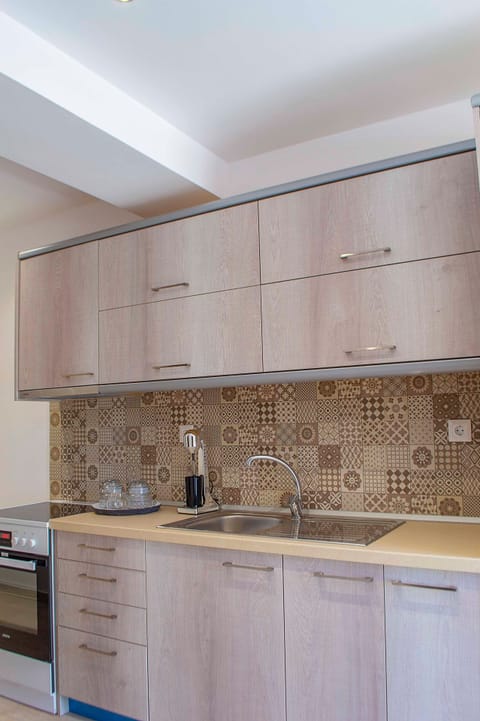 Classic Suite | Private kitchen | Full-size fridge, oven, stovetop, coffee/tea maker