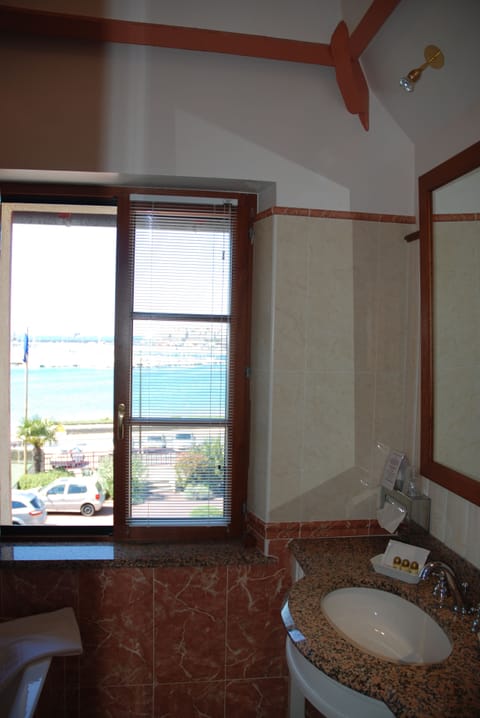 Superior Double Room | Bathroom | Shower, free toiletries, hair dryer, towels