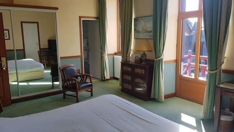 Deluxe Double Room | Minibar, desk, laptop workspace, blackout drapes