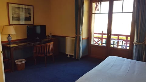 Deluxe Double Room | Minibar, desk, laptop workspace, blackout drapes