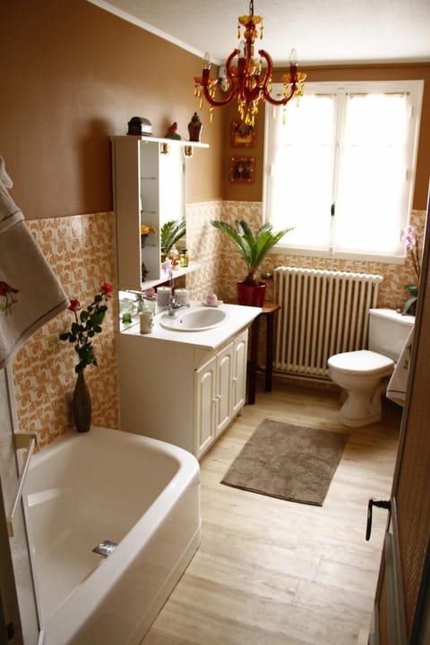 Room, 1 Double Bed | Bathroom | Free toiletries, towels