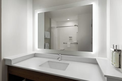 Deep soaking tub, free toiletries, hair dryer, towels