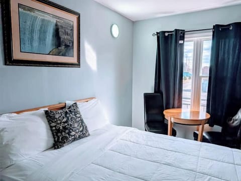 Basic Single Room, 1 Queen Bed | Desk, iron/ironing board, free WiFi, bed sheets