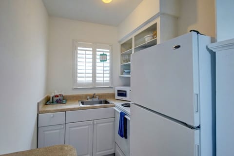 Efficiency (1 King Bed) | Private kitchen | Fridge, microwave