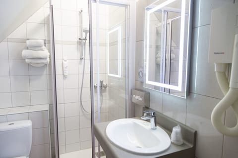 Standard Double Room | Bathroom | Shower, free toiletries, hair dryer, towels