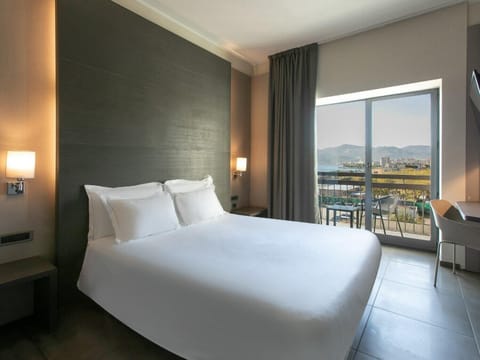 Standard Double Room, Non Smoking, Sea View | In-room safe, desk, iron/ironing board, free WiFi