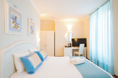 Superior Room, 1 Bedroom, Balcony | Frette Italian sheets, premium bedding, in-room safe, desk