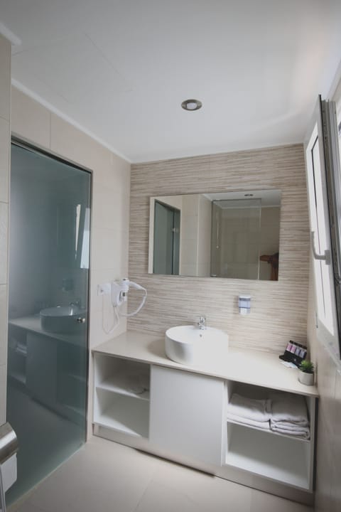 Superior Double Room | Bathroom | Shower, hair dryer, towels