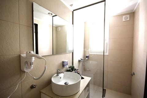 Superior Double Room | Bathroom | Shower, hair dryer, towels