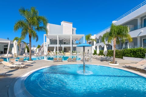 3 outdoor pools, pool umbrellas, sun loungers
