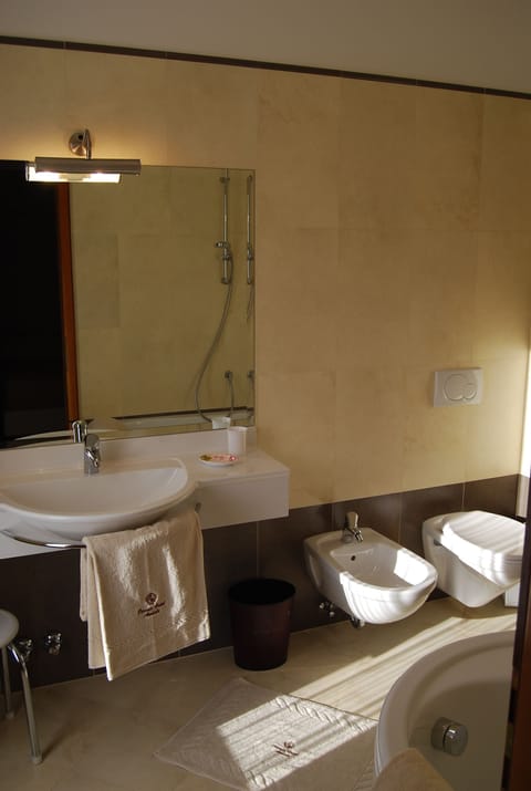 Deluxe Suite | Bathroom | Free toiletries, hair dryer, bathrobes, slippers