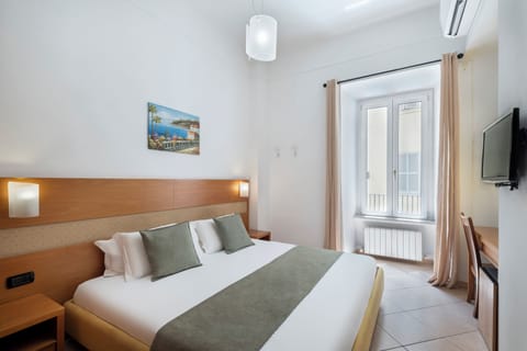 Double Room, 1 King Bed, Non Smoking | Down comforters, minibar, in-room safe, desk