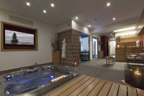 Indoor spa tub