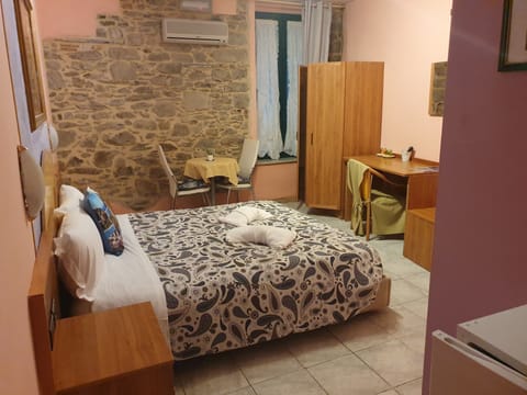 Desk, free WiFi, bed sheets