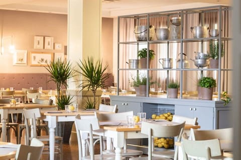 2 restaurants; lunch and dinner served