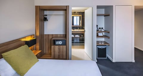 Standard Room, 1 Queen Bed, Non Smoking (Shower Only) | Minibar, in-room safe, desk, soundproofing