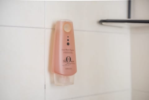 Classic Double Room | Bathroom | Shower, free toiletries, hair dryer, bidet